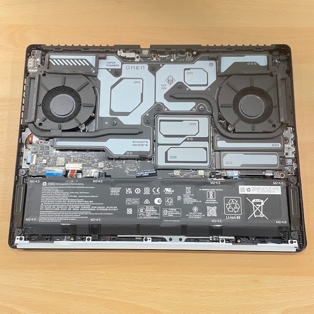 Slika notranjosti prenosnika gaming HP OMEN MAX - vidne komponente in možnosti nadgradenj